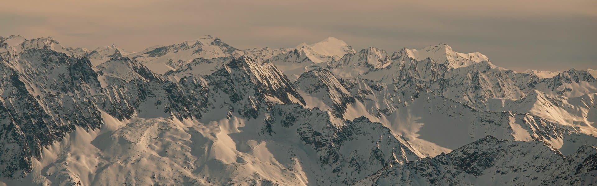 Schweizer Bergpanorama mit grünen Tälern